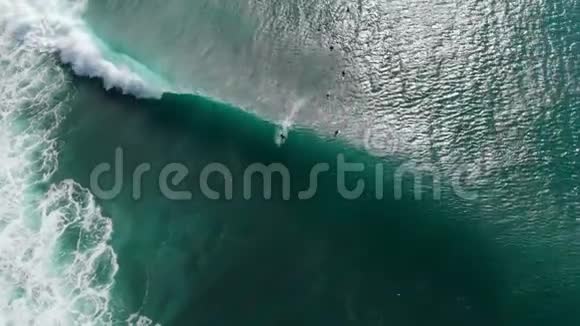 与冲浪者和海浪在海洋中的鸟瞰上景冲浪和海浪视频的预览图