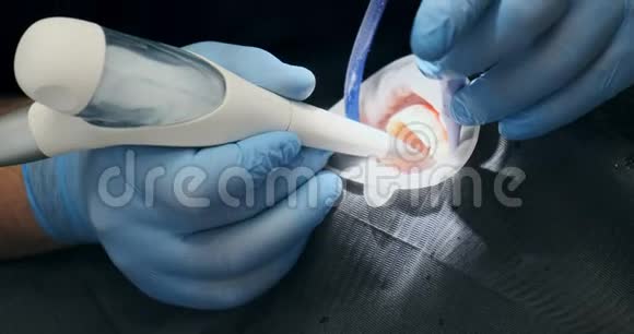 男牙科医生双手合拢空气流动牙齿清洁视频的预览图