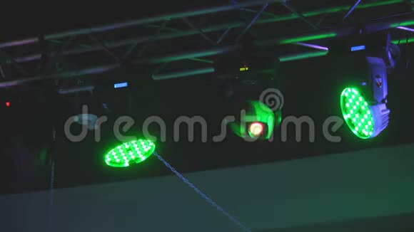 舞台上方天花板下的照明设备旋转聚光灯视频的预览图