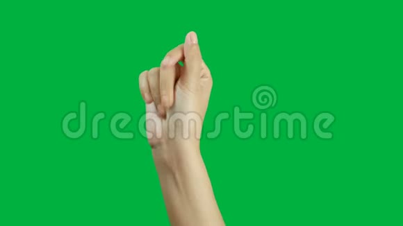 4K特写女性手抓拍手指或点击手隔离在色度键绿色屏幕上视频的预览图