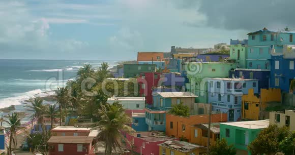 在波多黎各的拉佩拉建立彩色海岸家园的广角视频的预览图