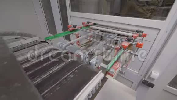 工厂内喷漆车间瓷砖在输送机上移动机器正在涂染视频的预览图