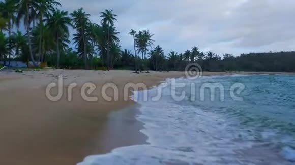 当海浪翻滚时一个人在海滩上奔跑视频的预览图