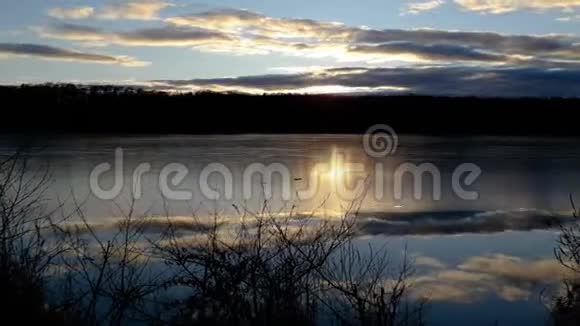 日落时云彩随着池塘和树木的结冰而消散捷克风景视频的预览图