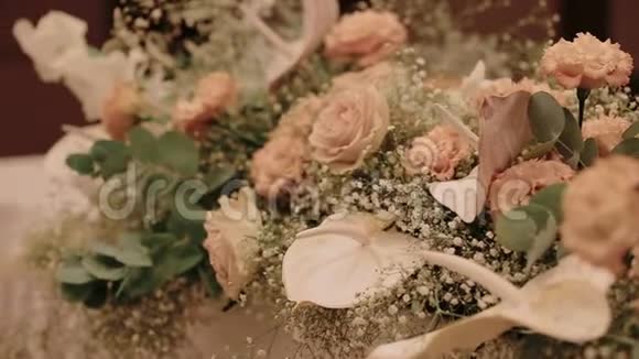 桌上摆着一束美丽的奶油玫瑰一束鲜花送给新娘优雅的花束视频的预览图