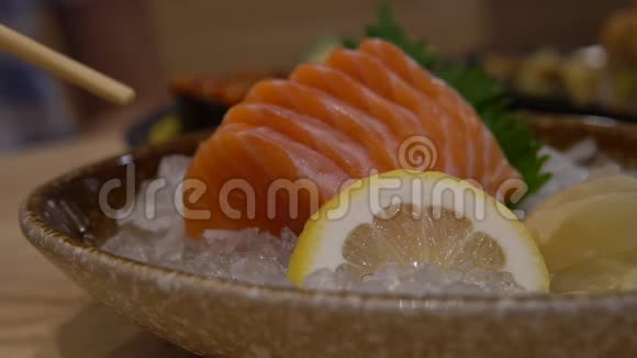 三文鱼生鱼片用筷子日本料理视频的预览图