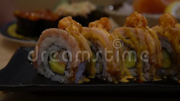 三文鱼卷夹筷子日本料理视频的预览图