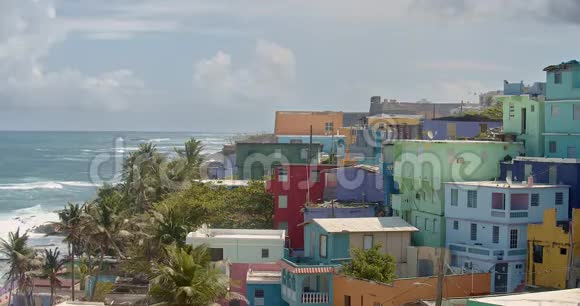 在波多黎各的拉佩拉建立一个中广角的彩色海岸家园视频的预览图