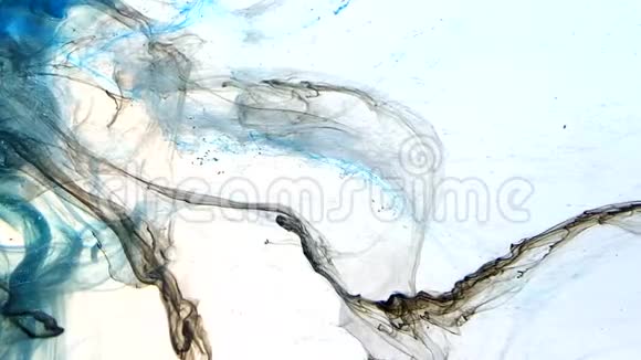 缤纷靓丽的空间背景黑色和蓝色的水彩墨水在水中的白色背景上视频的预览图