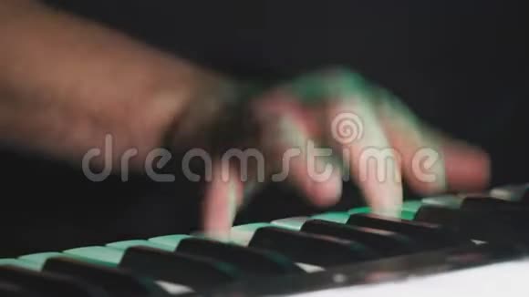 钢琴家或摇滚乐队的键盘手近距离演奏合成器视频的预览图
