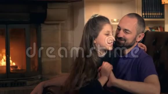 女儿和父亲在一起的时间微笑拥抱挠痒痒玩得开心视频的预览图