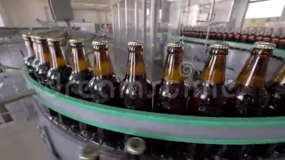 啤酒厂的输送带上有瓶塞视频的预览图
