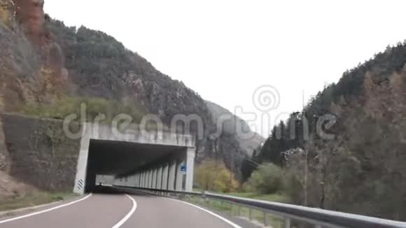 一辆车正要穿过隧道视频的预览图