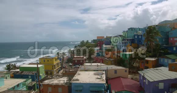 在波多黎各的拉佩拉建立彩色海岸家园的广角视频的预览图