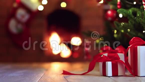 圣诞树上有装饰和礼物视频的预览图