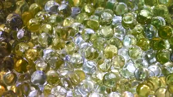 恐慌的绿黄色水凝胶水生长果冻球凝胶珍珠背景视频的预览图