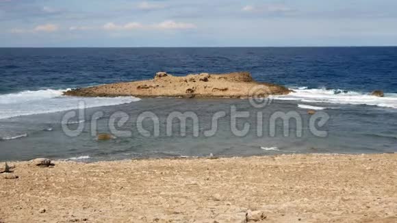 在岛的边缘海浪冲向对方VillgeSadrazamkoy视频的预览图