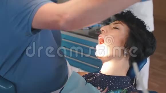 4那个女孩在牙科医生的预约医生给她治牙视频的预览图
