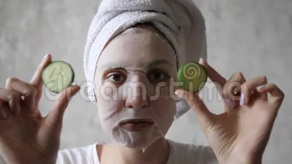 女面膜画像护肤黄瓜早上好开心脸部补水视频的预览图