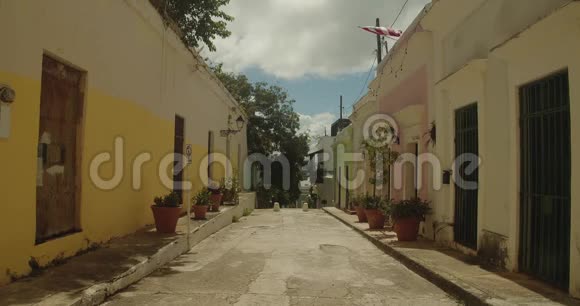 在波多黎各老圣胡安一条狭窄的街道上贴有彩色的建筑线视频的预览图