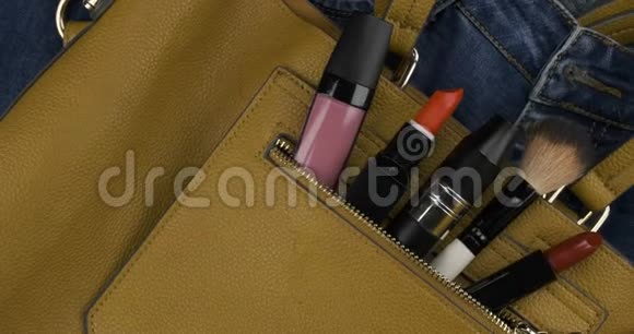 轮换化妆品从一个女人的袋子打开口袋里伸出视频的预览图