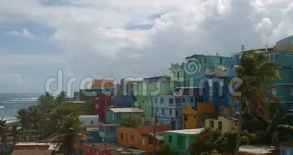 在波多黎各的拉佩拉建立一个中广角的彩色海岸家园视频的预览图