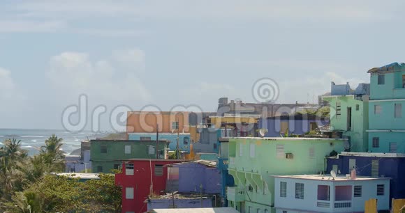 在波多黎各的拉佩拉近距离拍摄彩色海岸房屋视频的预览图