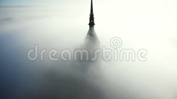 无人机飞行非常接近史诗般的黄金城堡尖顶圣米歇尔山标志性的多云要塞岛在诺曼底视频的预览图