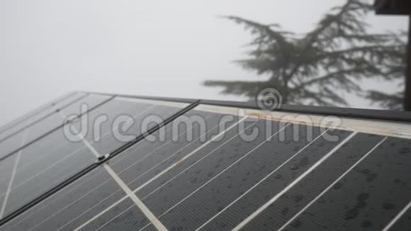 多云多雨天气的太阳能电池在山顶视频的预览图