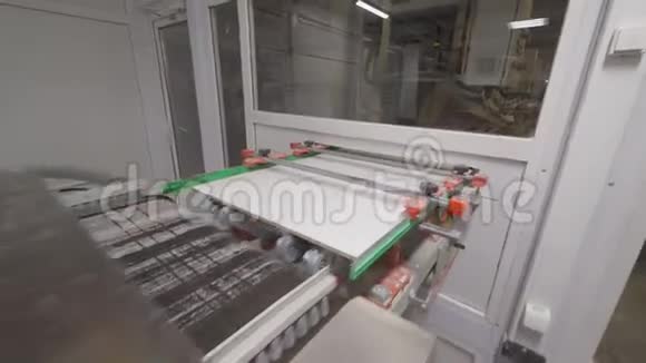 工业工厂瓷砖涂装工艺自动化设备视频的预览图