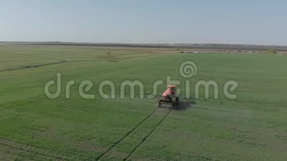 拖拉机用杀虫剂和树叶饲料处理田地视频的预览图