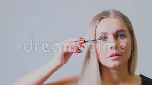 白人模特金发用睫毛膏涂睫毛化妆女视频的预览图