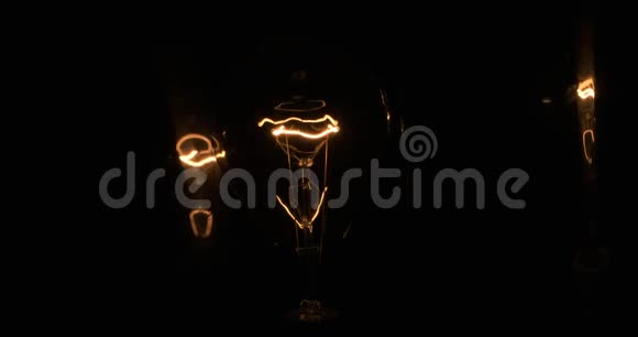 一盏白炽灯的美丽纹理被两个舞动的倒影照亮视频的预览图