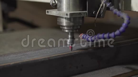 数控铣床在操作中切削钢的一种高科技机床视频的预览图