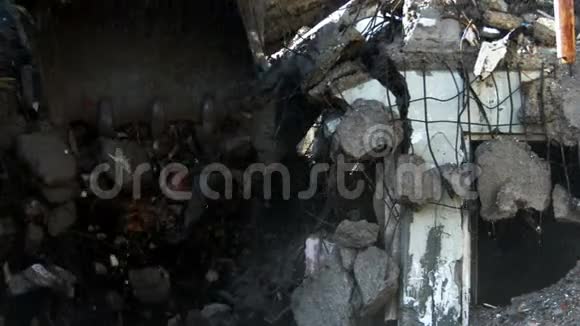 一栋旧房子被拆除视频的预览图