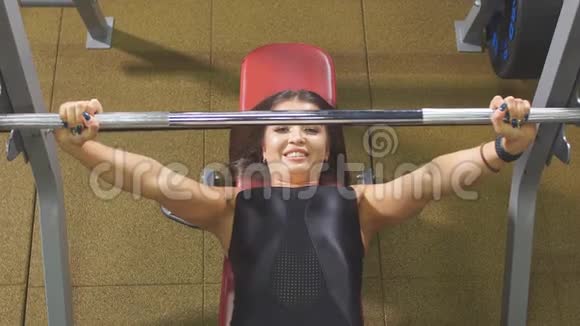 迷人的运动女孩在现代健身中心度过一个晚上用铁锤棒锻炼身体视频的预览图