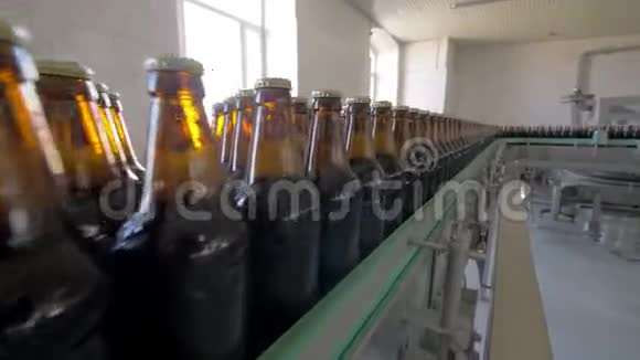 啤酒厂啤酒厂皮带上装瓶视频的预览图