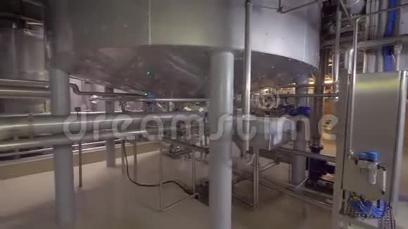啤酒厂内部现代化设备全景视频的预览图