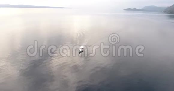 空中巡航渔船跟踪Gokova湾土耳其视频的预览图