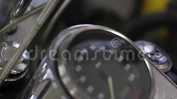 摩托车转速表和方向盘的特写滑动摄像机视频的预览图
