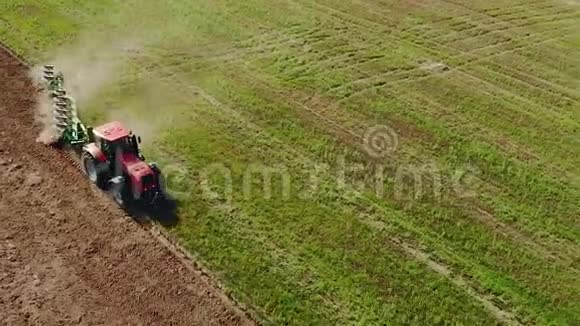 农民在红色拖拉机上犁满灰尘的干旱土壤视频的预览图