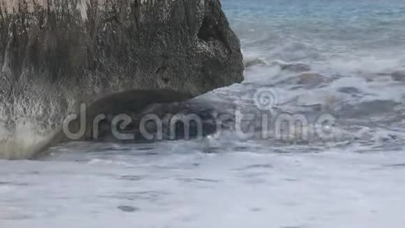 海水冲刷破坏了海岸线水用力撞击岩石阿芙罗狄蒂岩视频的预览图