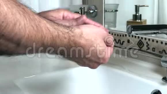 根据世界卫生组织的指导方针男性在家洗手预防概念视频的预览图