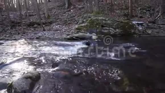 白水沿着岩石河床漂流视频的预览图
