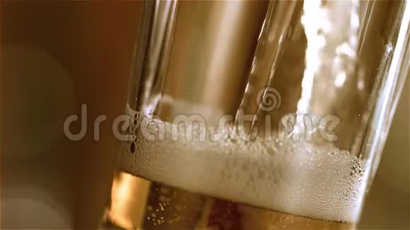特写慢镜头冷光啤酒在一个杯子与水滴在酒吧背景快来点啤酒微波炉视频的预览图