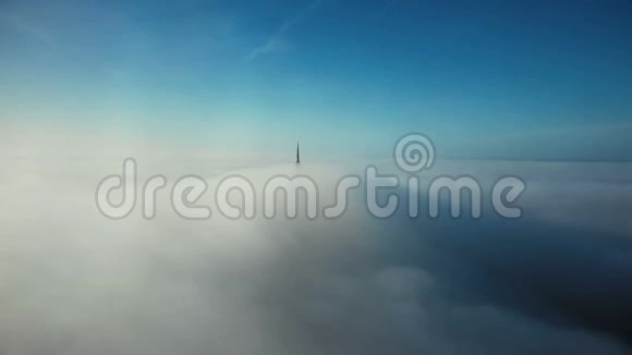 雄蜂在晴朗的蓝天云中飞向诺曼底圣米歇尔山上史诗般的金色城堡尖塔视频的预览图