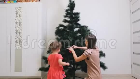 快乐的妈妈和小女儿在家装饰圣诞树概念家庭寒假和人视频的预览图