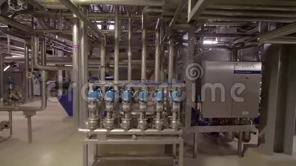 啤酒厂内部的现代水泵安装视频的预览图