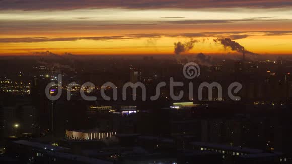 城市上空的日出从空中俯瞰莫斯科的建筑轮廓视频的预览图