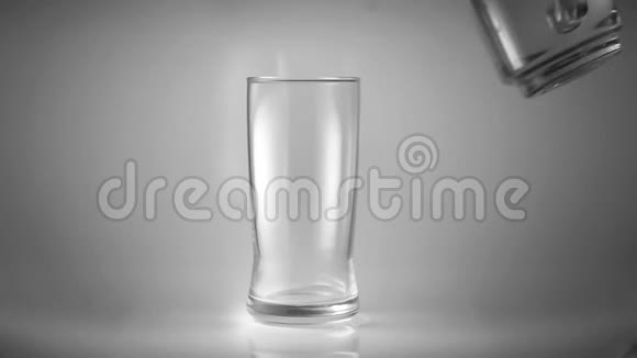 在白色的场景中将水倒入玻璃杯中视频的预览图
